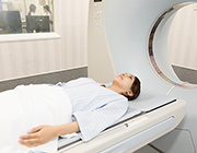 MRI検査を受ける女性