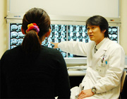 放射線科で受診する女性